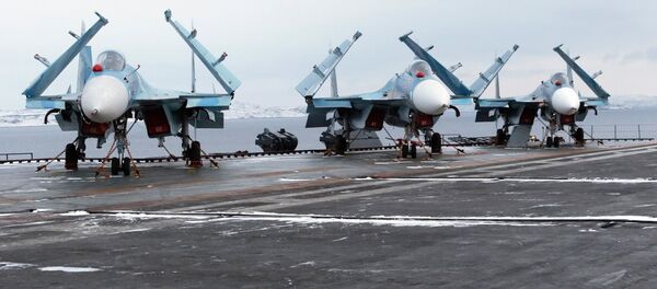 Многоцелевые палубные истребители Су-33 на взлетной палубе тяжелого авианесущего крейсера «Адмирал флота Советского Союза Кузнецов» Многоцелевые палубные истребители Су-33 на взлетной палубе тяжелого авианесущего крейсера «Адмирал флота Советского Союза Кузнецов» - Sputnik 日本