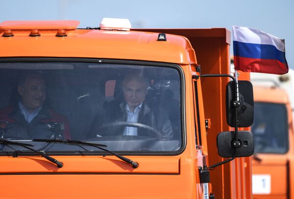 トラック「ＫＡＭＡＺ」を運転するプーチン大統領。クリミア大橋の自動車道開通式で - Sputnik 日本