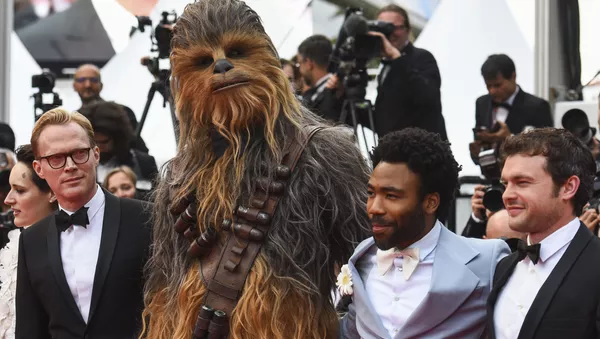 俳優のオールデン・エアエンライクとドナルド・グローヴァー、が映画『スター・ウォーズ』のチューバッカ、 ポール・ベタニーが第７１回カンヌ国際映画祭のレッドカーペットに立つ - Sputnik 日本