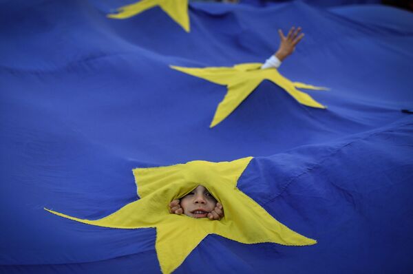 デモ中に欧州連合（ＥＵ）旗越しに覗き込む少年。ブカレスト, ルーマニア - Sputnik 日本