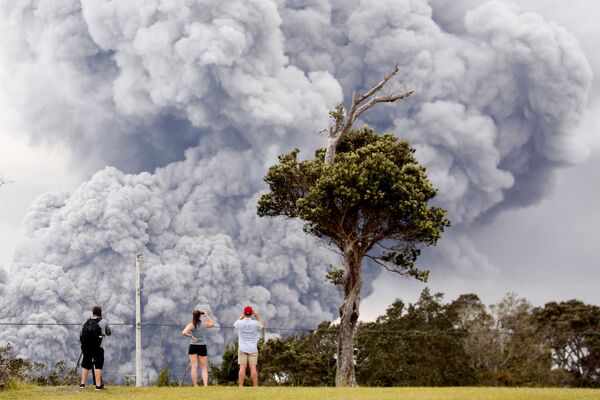 ハワイ島にあるキラウエア火山の噴火を観察する人びと。 - Sputnik 日本