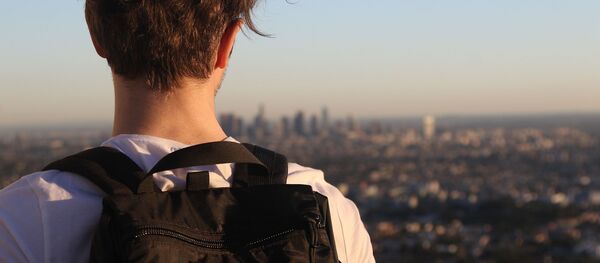 Молодой человек с рюкзаком любуется панорамой города - Sputnik 日本