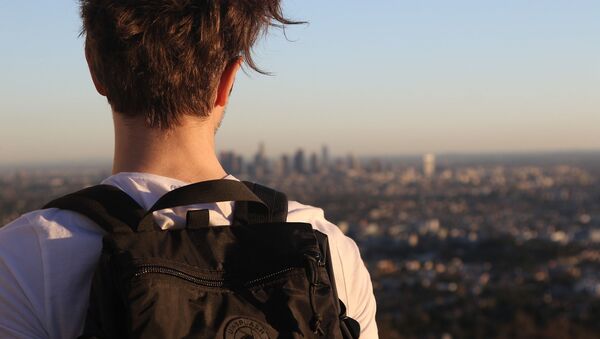 Молодой человек с рюкзаком любуется панорамой города - Sputnik 日本
