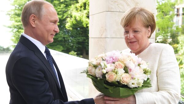 Президент РФ Владимир Путин и федеральный канцлер ФРГ Ангела Меркель во время встречи в Сочи - Sputnik 日本