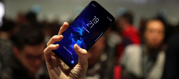 Новый смартфон Samsung Galaxy S9  во время презентации в Барселоне, Испания Новый смартфон Samsung Galaxy S9  во время презентации в Барселоне, Испания - Sputnik 日本
