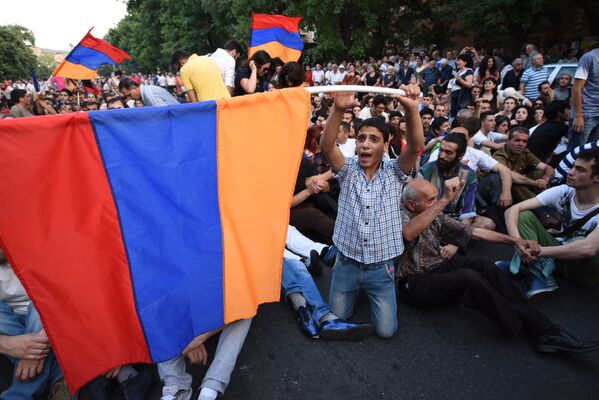 Демонстраторы на улицах Еревана - Sputnik 日本