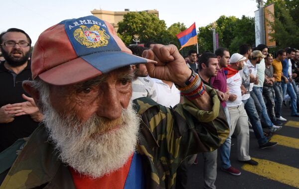 Демонстранты во время акции протеста в Ереване - Sputnik 日本
