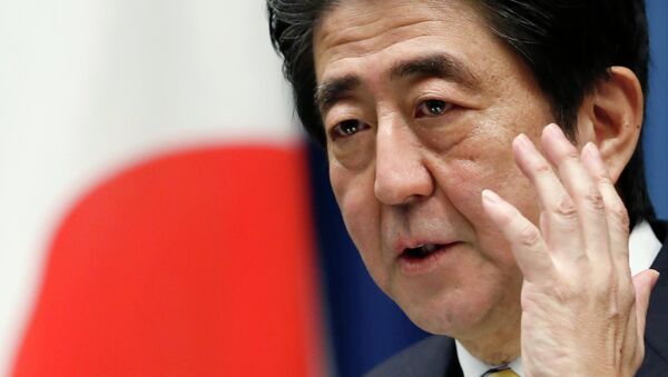 Japan's Prime Minister Shinzo Abe attends a news conference at his official residence in Tokyo November 21, 2014 - Sputnik 日本