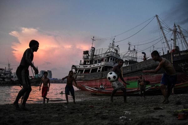 川沿いでサッカーをする若者たち。ミャンマー・ヤンゴンで - Sputnik 日本