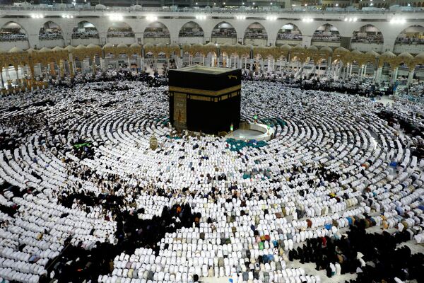 聖なる月「ラマダン」中に聖地メッカを訪れたイスラム教徒がお祈り。サウジアラビア - Sputnik 日本