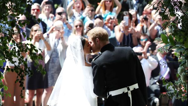 英ヘンリー王子とメーガン妃のキス。結婚式のあとで - Sputnik 日本