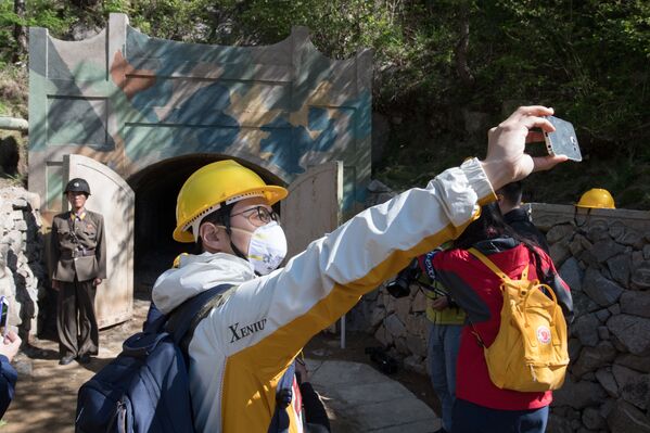 韓国からの記者がある坑道の入口付近で自撮り。豊渓里の核実験場閉鎖時に - Sputnik 日本