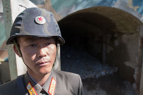 第２番核実験用坑道の入口付近に立つ兵士。豊渓里の核実験場で - Sputnik 日本