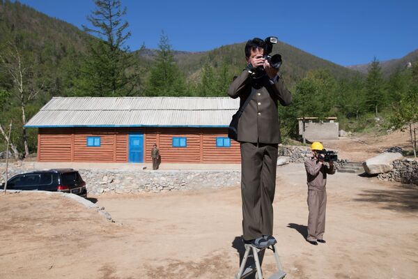 第２番核実験用坑道の管理施設付近に立つ北朝鮮の記者 - Sputnik 日本