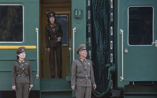 豊渓里にある核実験場閉鎖の取材に訪れる記者団が乗った列車付近に立つ兵士 - Sputnik 日本