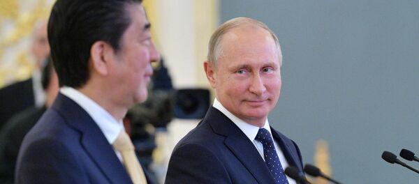 Президент России Владимир Путин и премьер-министр Японии Синдзо Абэ  во время сеанса связи с экипажем МКС в рамках встречи в Кремле - Sputnik 日本