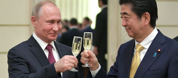 Президент России Владимир Путин и премьер-министр Японии Синдзо Абэ в Большом театре Президент России Владимир Путин и премьер-министр Японии Синдзо Абэ в Большом театре - Sputnik 日本
