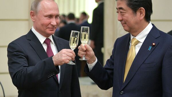 Президент России Владимир Путин и премьер-министр Японии Синдзо Абэ в Большом театре - Sputnik 日本