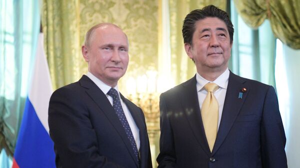 Президент России Владимир Путин и премьер-министр Японии Синдзо Абэ во время встречи - Sputnik 日本