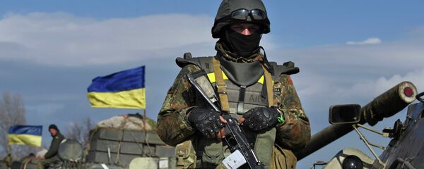 A Ukrainian serviceman stands guard as armored vehicles with canons in tow and with Ukrainian flags atop, stand on a road in the village of Fedorivka, eastern Ukraine, Friday, Feb. 27, 2015 A Ukrainian serviceman stands guard as armored vehicles with canons in tow and with Ukrainian flags atop, stand on a road in the village of Fedorivka, eastern Ukraine, Friday, Feb. 27, 2015 - Sputnik 日本