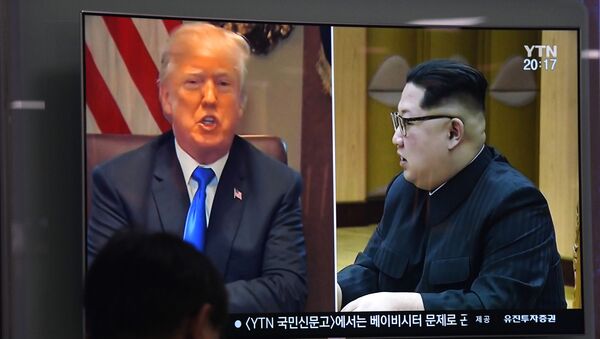 Изображение президента США Дональда Трампа и лидера КНДР Ким Чен Ына в теленовостях, Сеул, Южная Корея - Sputnik 日本