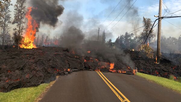 Лава на улице после извержения вулкана Килауэа на Гавайях - Sputnik 日本