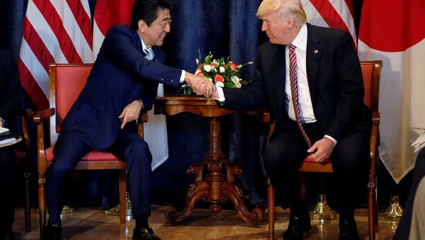 Donald Trump, presidente de EEUU, y su homólogo japonés, Shinzo Abe, durante su encuentro en Italia - Sputnik 日本