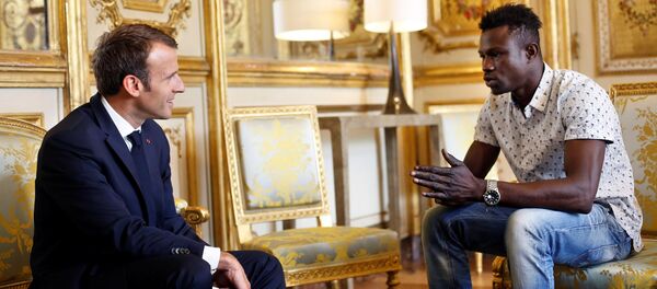 Президент Франции Эммануэль Макрон и выходец из Мали Мамуду Гассама во время встречи Президент Франции Эммануэль Макрон и выходец из Мали Мамуду Гассама во время встречи - Sputnik 日本