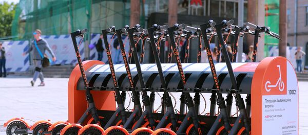 新緑のモスクワを颯爽と駆け抜ける新トレンド 「キックシェアリング」 新緑のモスクワを颯爽と駆け抜ける新トレンド 「キックシェアリング」 - Sputnik 日本