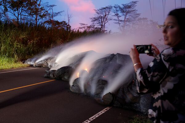 ハワイ島にあるキラウェア火山の溶岩の写真を撮る記者 - Sputnik 日本