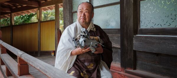 Старший священник буддистского храма, оказывающий владельцам роботов-собачек похоронную службу, в городе Чиба - Sputnik 日本