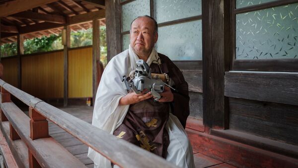 Старший священник буддистского храма, оказывающий владельцам роботов-собачек похоронную службу, в городе Чиба - Sputnik 日本