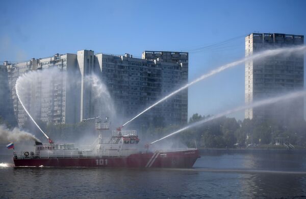 消防艇「ナデージュダ」がモスクワ川で演習を行う - Sputnik 日本