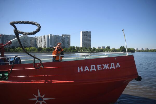 非常事態省の職員が消防艇「ナデージュダ」から係船ロープを投げる - Sputnik 日本
