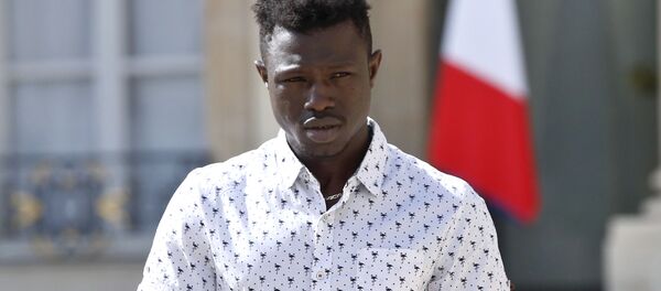 Выходец из Мали Мамуду Гассама, спасший четырехлетнего ребенка, забравшись по балконам на пятый этаж, после встречи с президентом Франции Эммануэлем Макроном - Sputnik 日本