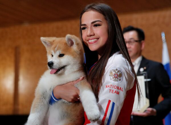 ロシアのフィギュアスケート選手、アリーナ・ザギトワが日本から贈られた秋田犬を抱きしめる - Sputnik 日本
