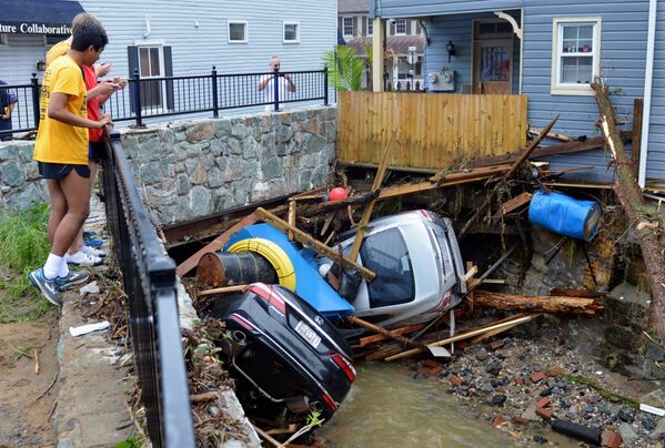 大洪水によって損傷した車を見る人びと。米メリーランド州エリコットシティで - Sputnik 日本