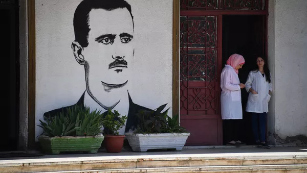 Аортрет Башара Асада у входа на молочный завод в Хомсе - Sputnik 日本