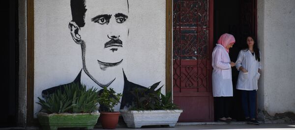 Аортрет Башара Асада у входа на молочный завод в Хомсе Аортрет Башара Асада у входа на молочный завод в Хомсе - Sputnik 日本