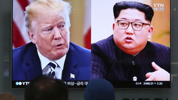 Изображения президента США Дональда Трампа и лидера КНДР Ким Чен Ына в теленовостях в Сеуле, Южная Корея - Sputnik 日本