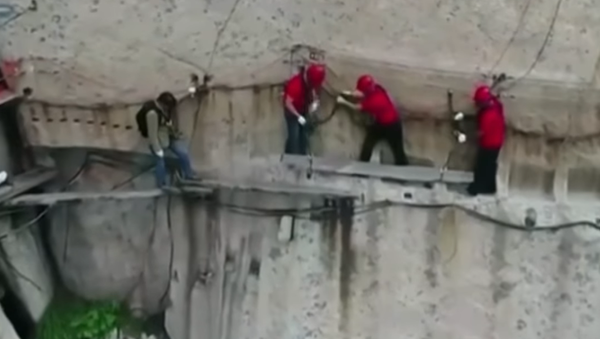 中国の「死の登山道」を修理する勇敢な男たち - Sputnik 日本