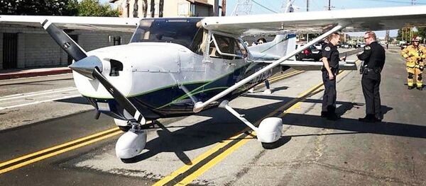 В США начинающий пилот посадила однодвигательный самолет посреди улицы - Sputnik 日本