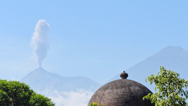 グアテマラのフエゴ山が噴火　７人死亡、数百人負傷　【動画】 - Sputnik 日本
