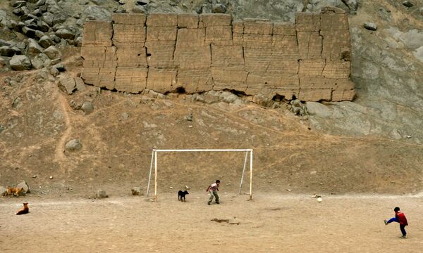 発掘現場でサッカーに興じる少年たち、ペルーの首都リマ、プルチュコ遺跡 - Sputnik 日本