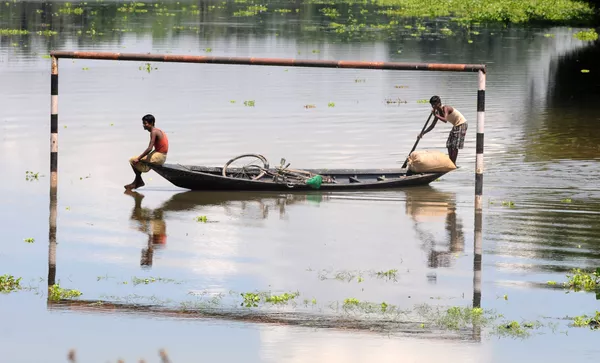 沈みかかったゴールの脇を地元民を乗せたボートが通過する インド、メカタ村 沈みかかったゴールの脇を地元民を乗せたボートが通過する インド、メカタ村 - Sputnik 日本