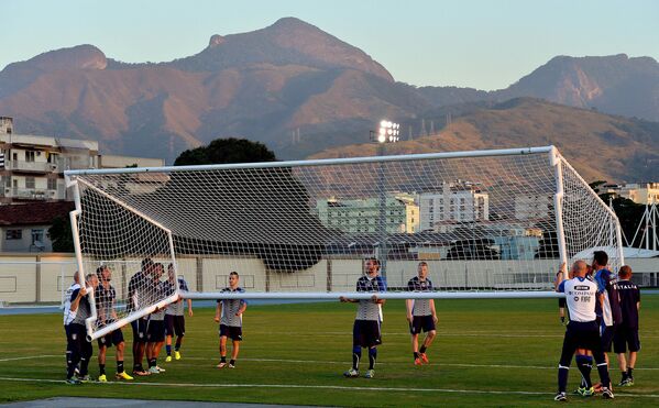 ゴールを担ぐイタリア人　リオデジャネイロでハイチとの親善試合に向けた初練習 - Sputnik 日本