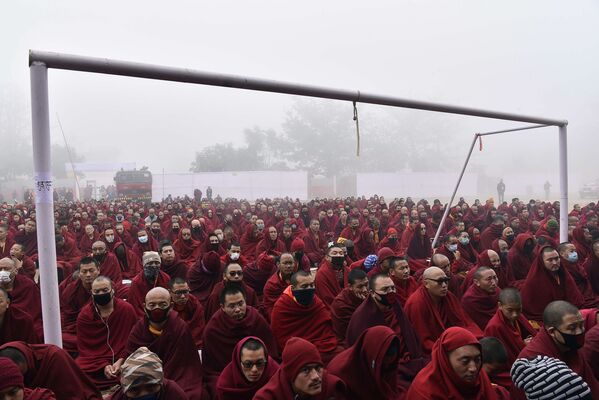 インド、サッカーゴールの下でダライ・ラマの演説を聞く仏教僧 - Sputnik 日本