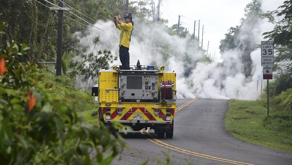 Пожарный во время фотографирования дыма над расщелиной на Гавайях - Sputnik 日本