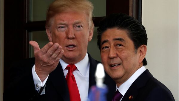 U.S. President Donald Trump welcomes Japanese Prime Minister Shinzo Abe at the White House in Washington, U.S., June 7, 2018 - Sputnik 日本