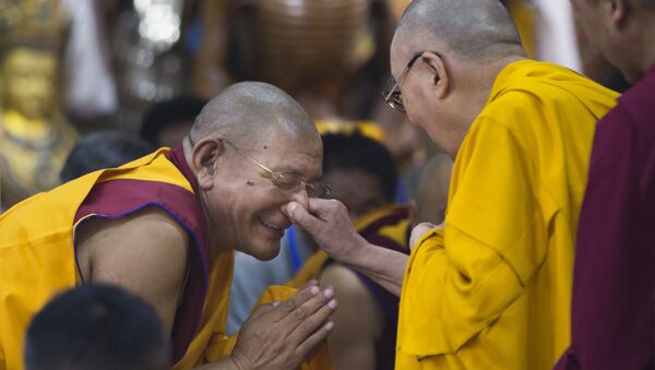 チベット仏教の最高指導者ダライ・ラマ１４世がチベットの若者と出会った際に僧侶の鼻をつまむ - Sputnik 日本